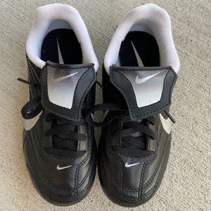 NIKE Boys sz 11 (child) Soccer Shoes (worn once)!